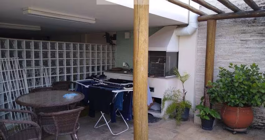 Casa com 4 dormitórios sendo 2 suítes e 1 escritório 430m2 área construída excelente localização em área estritamente residencial Z1