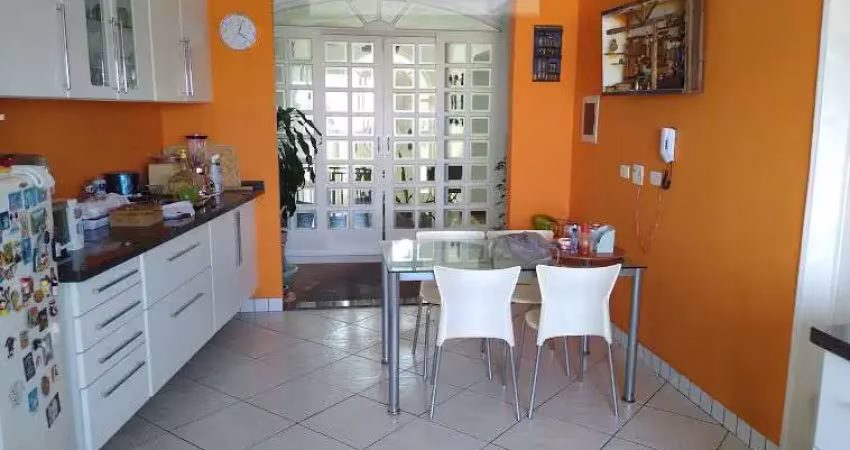 Casa com 4 dormitórios sendo 2 suítes e 1 escritório 430m2 área construída excelente localização em área estritamente residencial z1