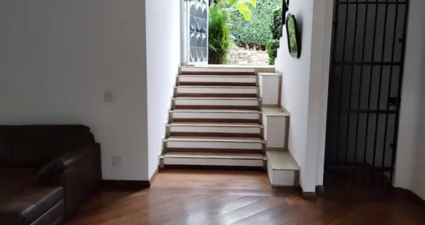 Casa no jardim guedala com 4 dormitórios, sendo 2 tipos suítes, escritório, muito jardim e 6 vagas