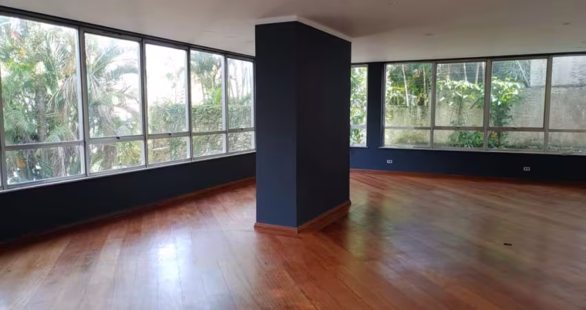 Casa no Jardim Guedala com 4 dormitórios, sendo 2 tipos suítes, escritório, muito jardim e 6 vagas