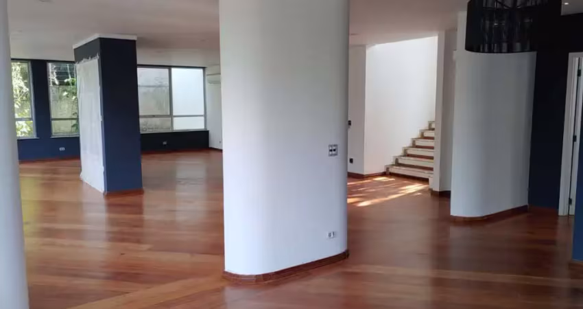 Casa no jardim guedala com 4 dormitórios, sendo 2 tipos suítes, escritório, muito jardim e 6 vagas