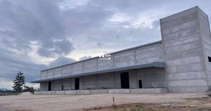 Galpão para locação em Porto Belo-SC - 3.000m² de área construída, docas para caminhões e pé direto de 10 metros