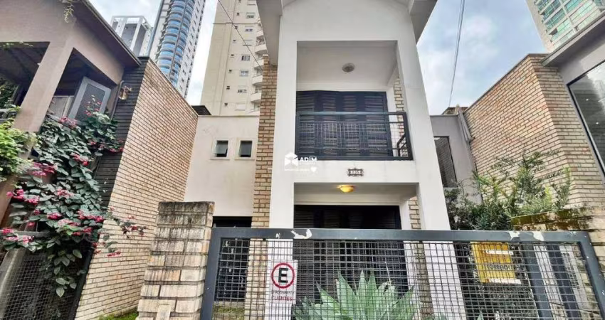 Aluguel Anual: Casa Residencial com 3 suítes e 154 metros no centro de Balneário Camboriú.