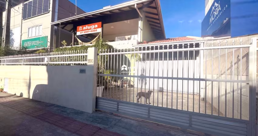 Aluguel anual: Casa comercial de 285 metros privativos, próximo a BR em Balneário Camboriú.
