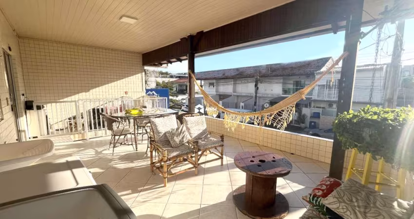 Aluguel anual: Casa residencial de 5 quartos em Balneário Camboriú