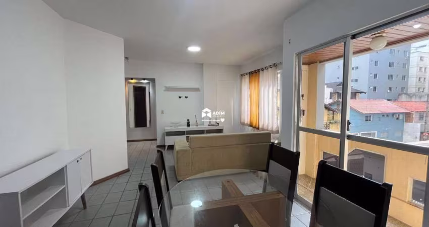 Aluguel anual: Apartamento de 2 quartos a quadra mar em Balneário Camboriú