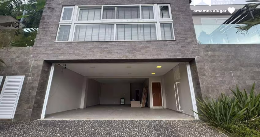 Aluguel Anual: Casa Alto padrão Finamente mobiliada com 4 suítes em condomínio Fechado - Balneário Camboriú