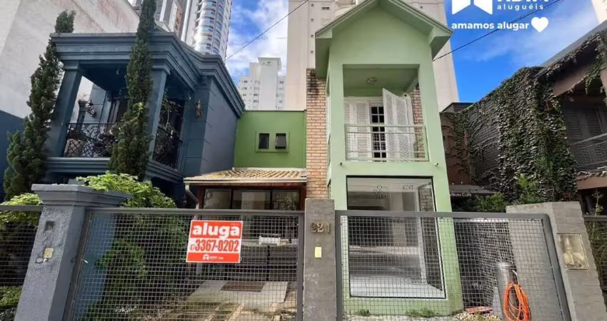 Aluguel Anual: Casa Residencial com 3 suítes e 154 metros no centro de Balneário Camboriú.