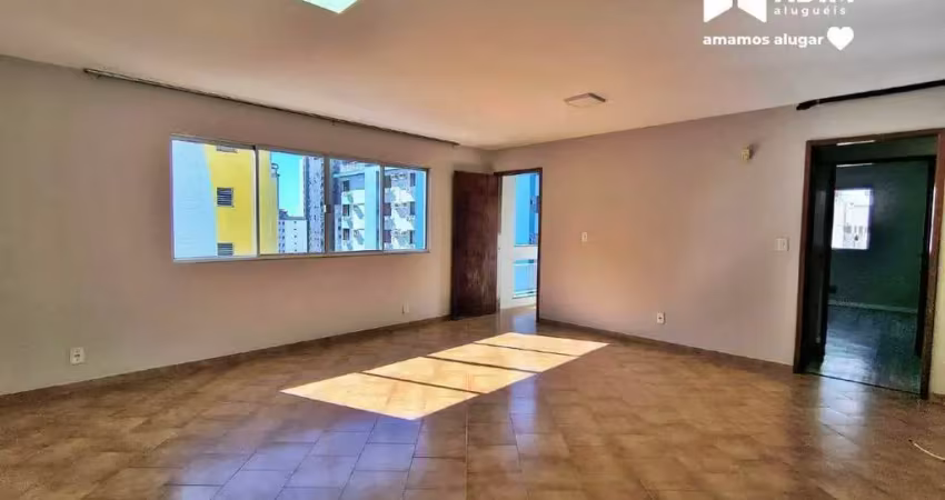 Oportunidade aluguel anual: apartamento 3 dormitórios, 2 sacadas, sem mobilia e 1 vaga privativa, no centro de balneário camboriú