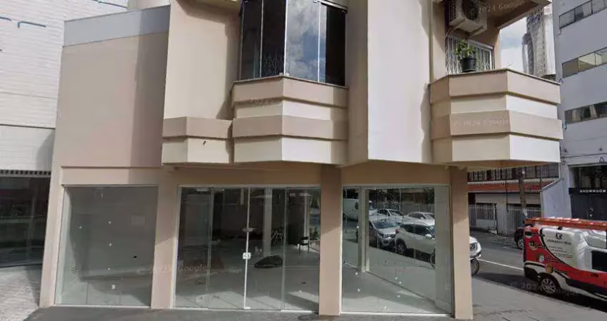 Aluguel comercial, sala com 87 metros reformada, com vitrine no centro de balneário camboriú.