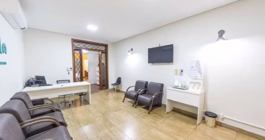 Agradável sobrado para venda com 4 quartos, sendo 4 suítes, 411m²