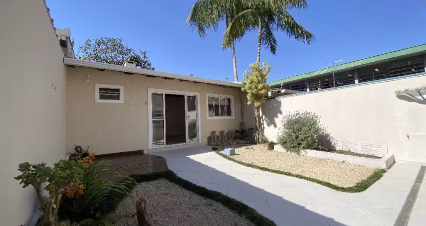 Triplex com quintal e edícula com churrasqueira com muito espaço