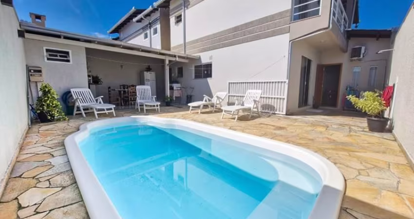 SOBRADO DE ALTO PADRÃO COM PISCINA E 03 DORMITÓRIOS SENDO 02 SUÍTES - LOCALIZADO NA MEIA PRAIA NAVEGANTES!!