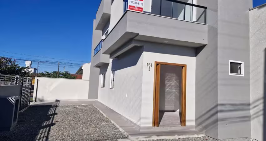 Excelente sobrado novo de esquina com 02 suítes - localizado no bairro meia praia navegantes.