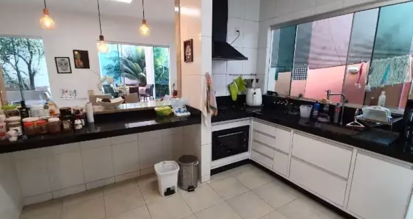 Linda Casa com 4 Dormitórios e 1 Suíte em Jandira – Aceita Financiamento!