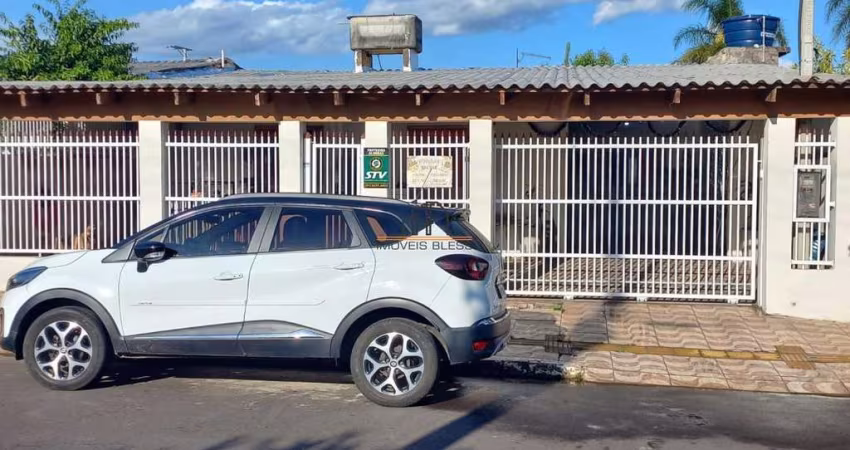 Casa localizada no bairro Guajuviras/Canoas