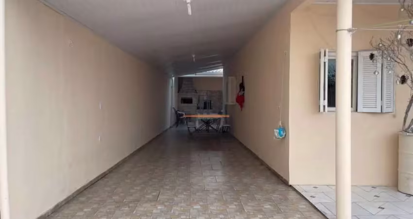 Casa localizada no bairro Guajuviras/Canoas