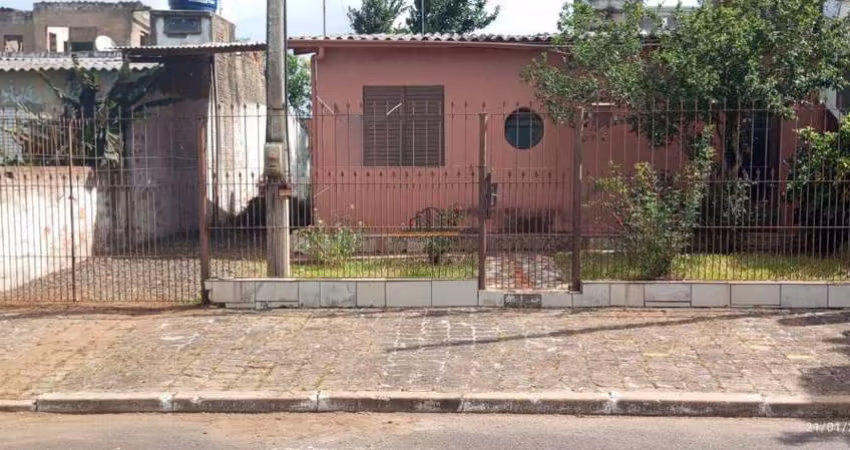 Casa localizada no bairro Guajuviras/Canoas