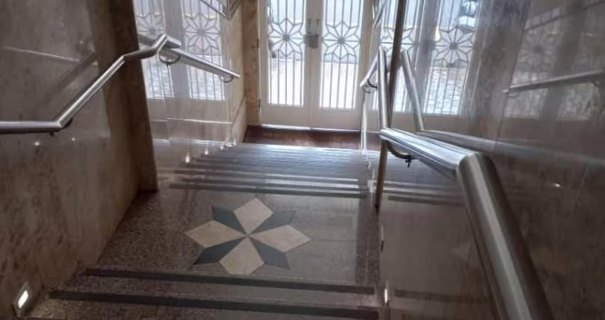 Vende-se Apartamento em frente a Praça Matriz