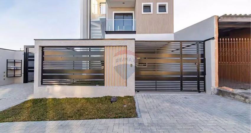 Sobrado triplex novo em sítio cercado: conforto e praticidade