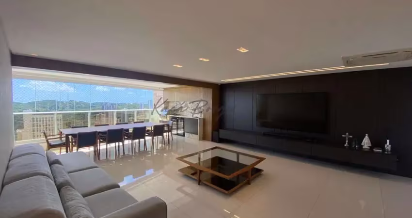 Apartamento com 4 suítes, varanda gourmet e 4 vagas no Tirol