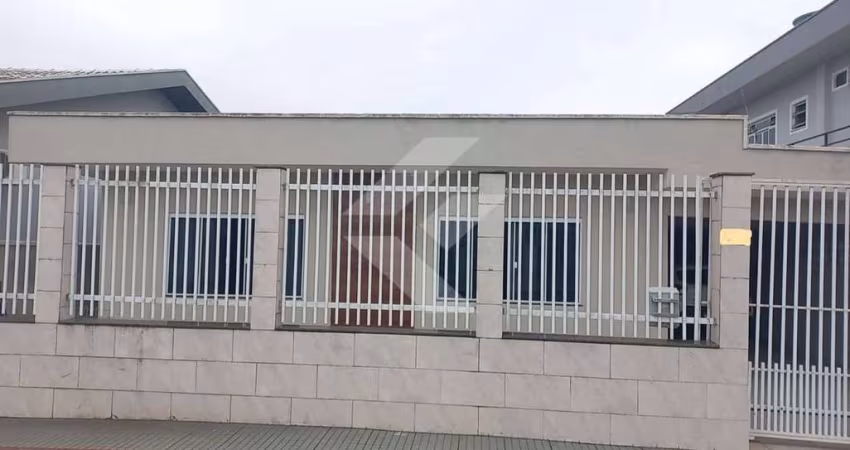 Ampla Residência Mobiliada com Garagem para 3 Carros - 4 Dormitórios, Sala Ampla, Cozinha 2 banheiros e Edícula com Churrasqueira e Banheiro Social.
