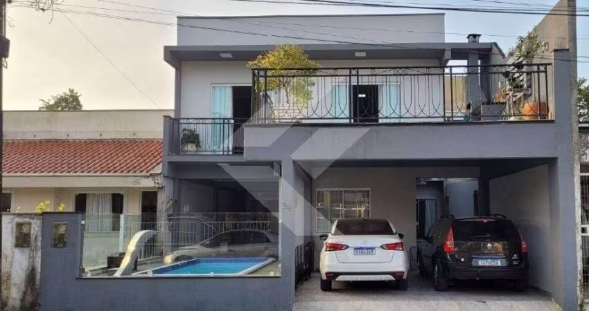 Sobrado dentro de condominio fechado com 4 Suítes 1 Banheiro Social, Garagem para 2 carros e Área de Festa com Piscina