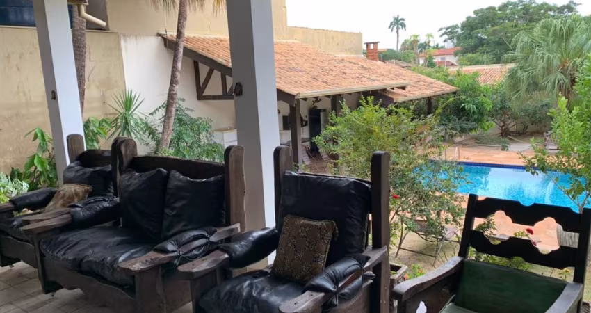 Casa com 5 suítes, 1350m² de terreno e campo de futebol