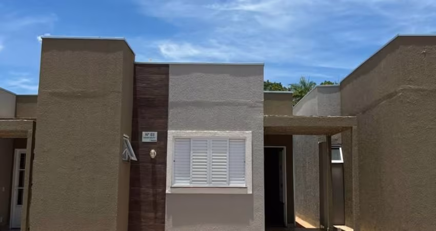 Linda casa em condomínio fechado no Pedra 90
