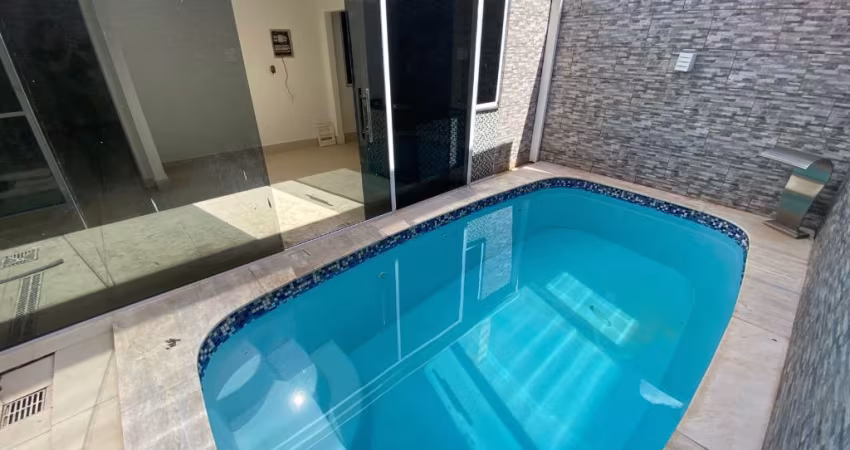 Casa com piscina e churrasqueira no Condomínio Rubi