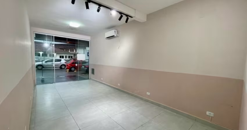 Sala comercial com cozinha no Centro de Caraguatatuba – Excelente localização para o seu negócio!