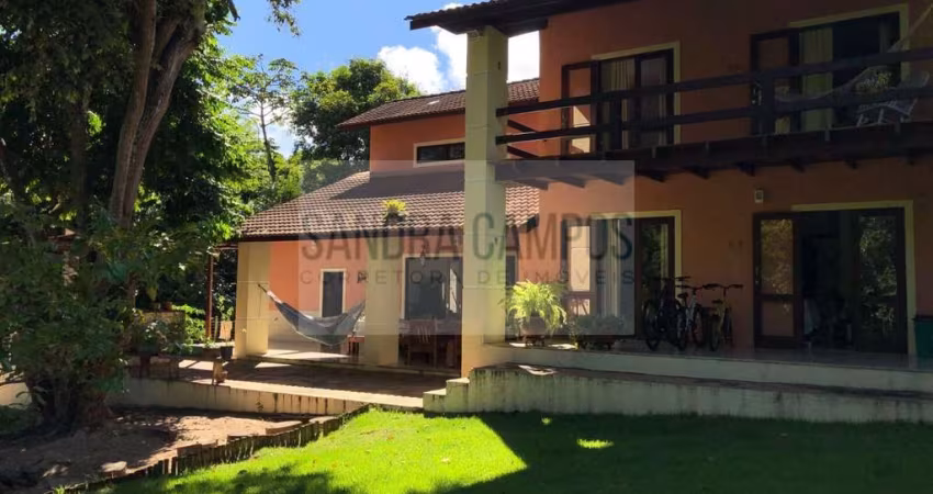 Casa com área verde abundante