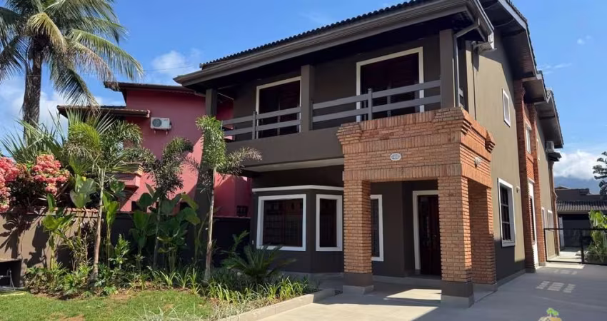 Linda Casa em Condomínio à Venda na Morada da Praia, Bertioga/SP - 5 Quartos, 4 Suítes e 338m² de Luxo!