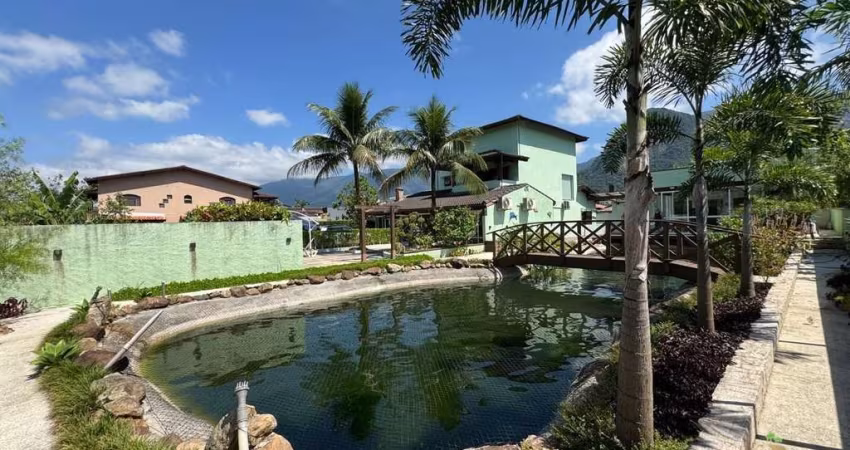 Casa em Condomínio: 6 Quartos, 2 Suítes  Morada da Praia, Bertioga/SP  Área de 305,00 m²  4 Vagas  Jardim e Lago