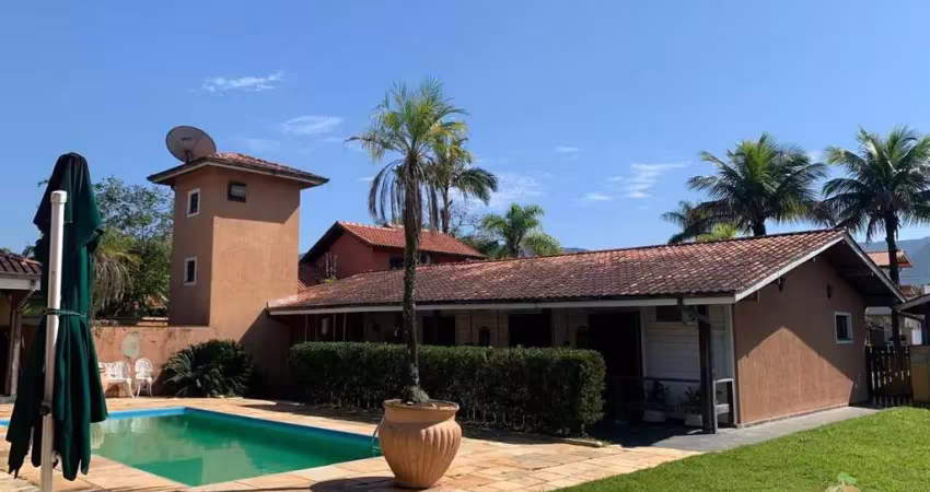Casa de Luxo à Venda em Morada da Praia - Bertioga/SP: 4 Suítes, Piscina, Churrasqueira e Vista Deslumbrante!