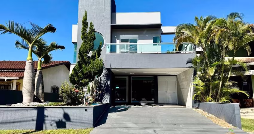 Casa de Alto Padrão à Venda em Morada da Praia, Bertioga-SP: 5 suítes, 3 salas, piscina. Agende sua visita!