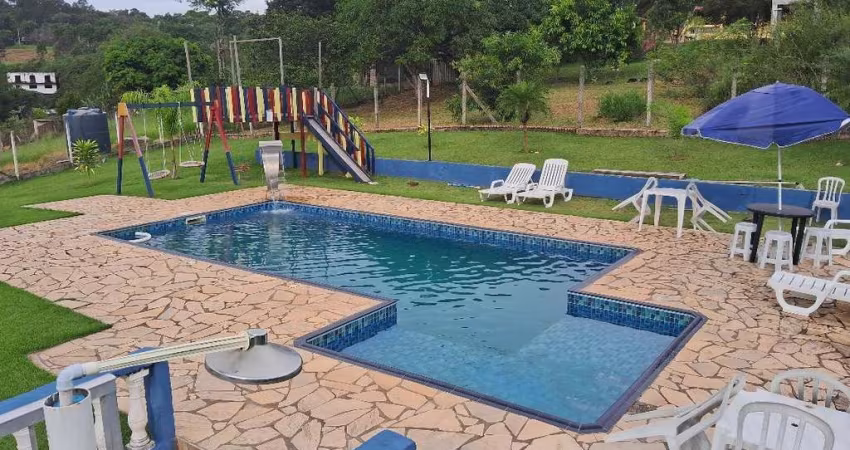 CHàCARA FORMADA COM PISCINAE CAMPO DE FUTEBOL