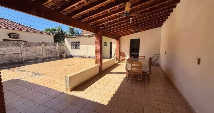 Casa residencial - jardim canaã - 3 dormitórios, sala, cozinha, varanda ampla, quintal e dormitório nos fundos - ótimo local