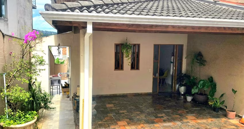 Casa com Piscina e 3 dormitórios no Jardim Paulista- Atibaia-SP