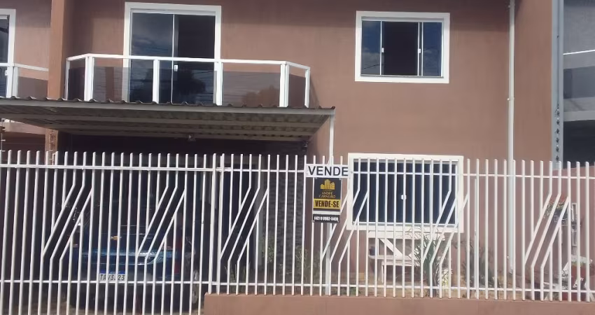 SOBRADO NO JARDIM CARVALHO, COM 3 QUARTOS SENDO UMA SUÍTE, SEMI MOBILIADO