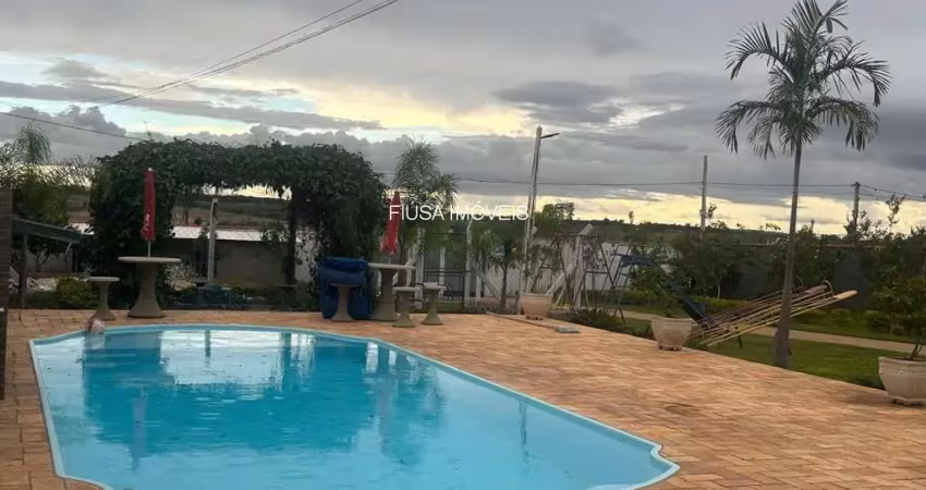 Chácara / sítio com 2 quartos à venda na RUA H, 689, Zona Rural, Cajuru