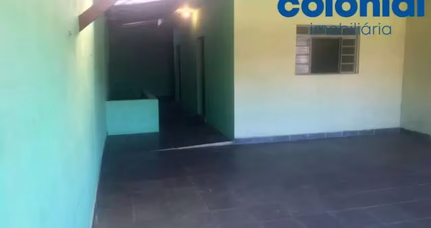 Sobrado com garagem na parte de baixo e 03 quartos.