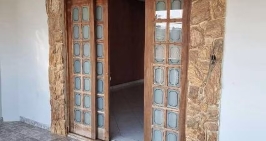 Casa ampla no Jardim Tulipas, com 4 vagas e 2 suites.