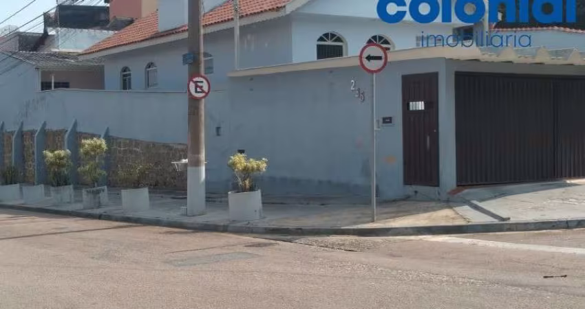 Casa com mais 2 casas no terreno à venda em Jundiaí-SP, no bairro Jardim do Lago! 2 quartos, 2 salas, 2 banheiros, 3 vagas de garagem, 338,00 m².