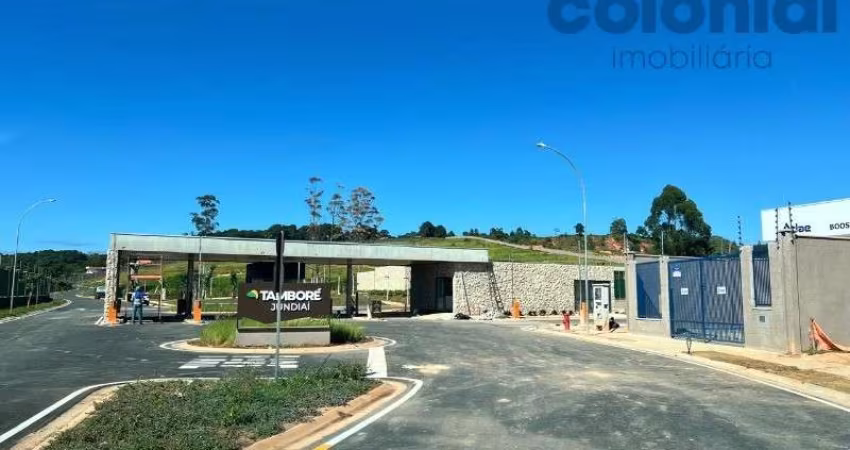 TERRENO À VENDA NO CONDOMÍNIO TAMBORÉ.