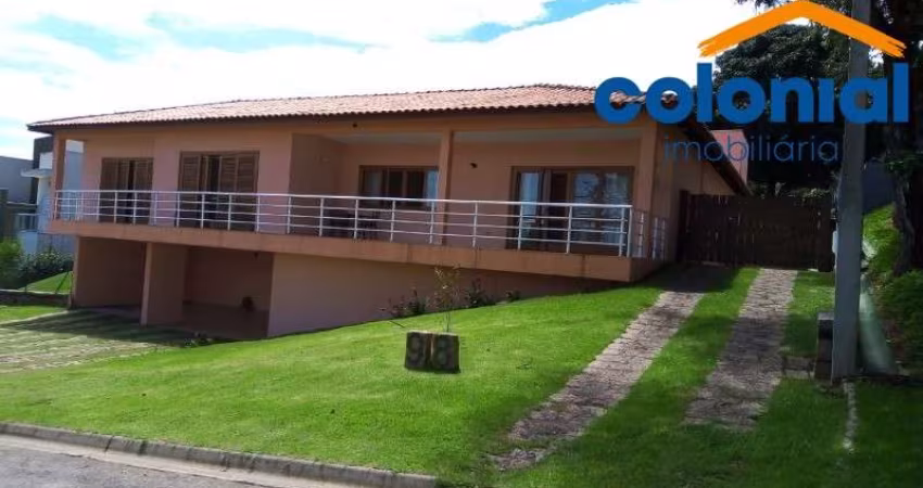 CASA COM 4 SUÍTES, SALA AMPLA COM 3 AMBIENTES, LAVABO, COZINHA PLANEJADA E VAGAS