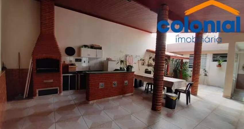 CASA COM 4 QUARTOS E CHURRASQUEIRA