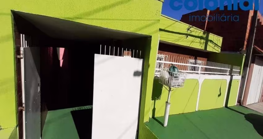 CASA COM 2 QUARTOS, MAIS 2 CASAS COM DOIS CÔMODOS NOS FUNDOS