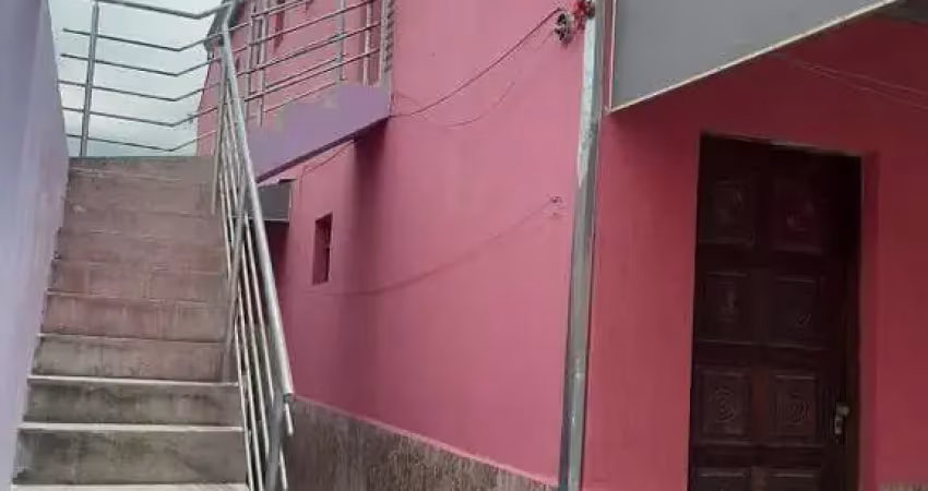 TERRENO COM 03 CASAS INDEPENDENTES, ÓTIMA OPÇÃO PARA INVESTIMENTO.