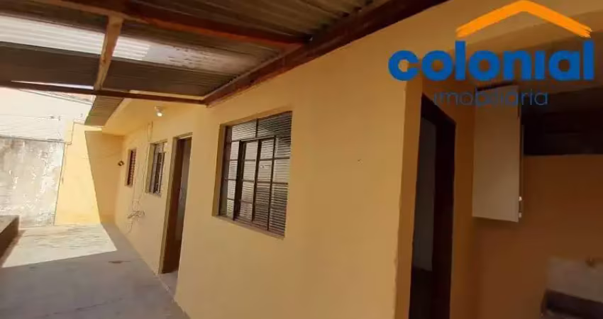Casa fundo com 1 dormitório, sala, cozinha, banheiro, área de serviço e 1 vaga. entrada compartilhada